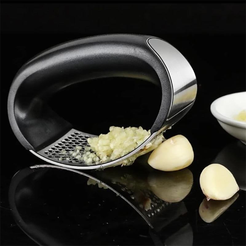 1pcs Stainless Steel Garlic Press Manual Garlic Mincer Chopping Garlic Tools Arc Vegetable Kitchen Gadgets Kitchen Accessories