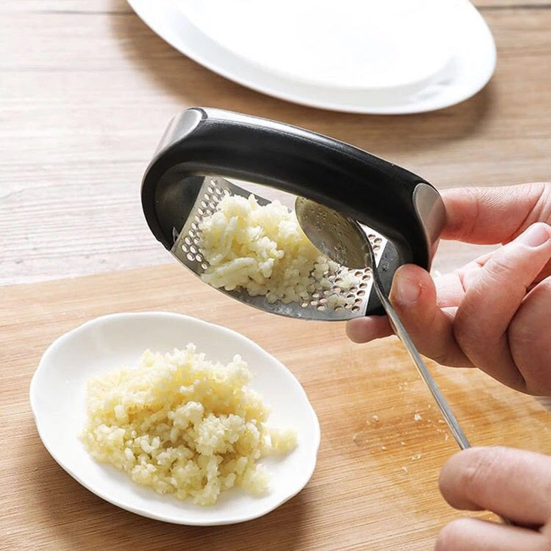 1pcs Stainless Steel Garlic Press Manual Garlic Mincer Chopping Garlic Tools Arc Vegetable Kitchen Gadgets Kitchen Accessories